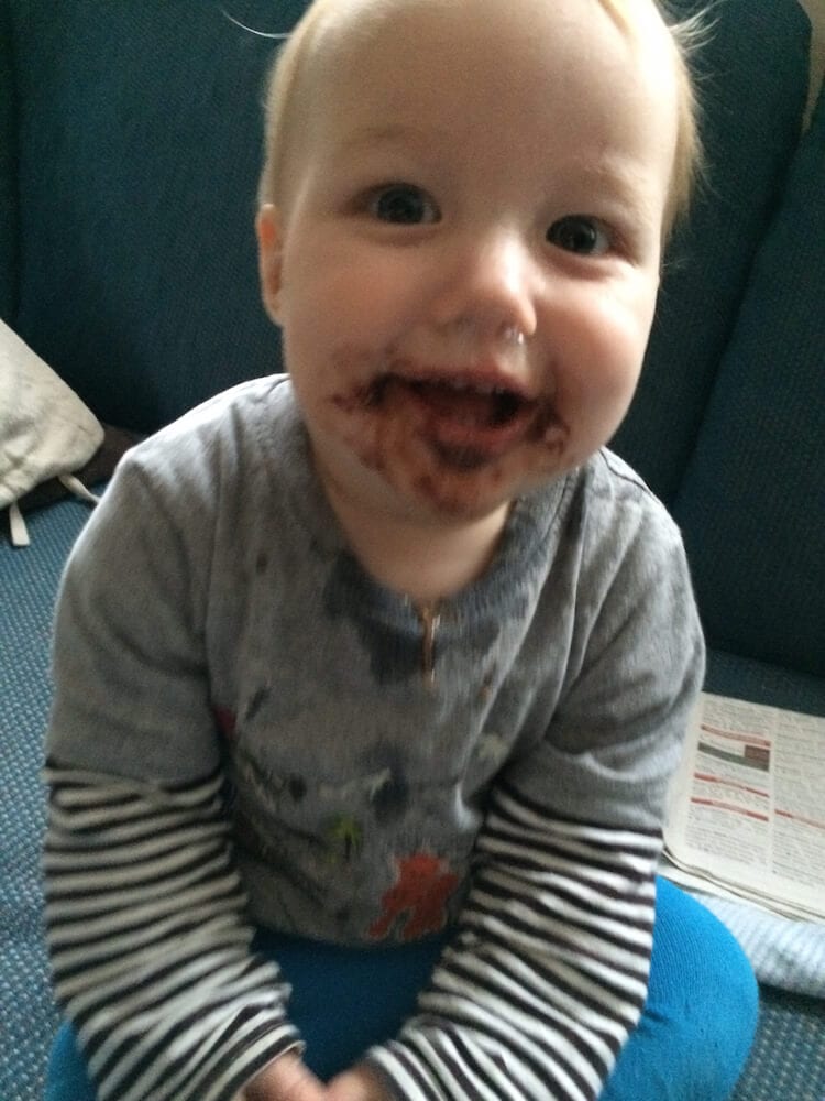 Kind isst Schokolade