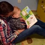 Papa und Kind lesen ein Buch | familiert.de