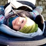Kind im Kinderwagen Blick nach oben | familiert.de