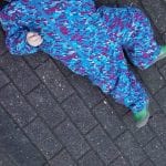 Kind liegt auf der Straße