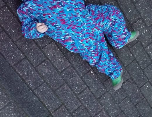Kind liegt auf der Straße