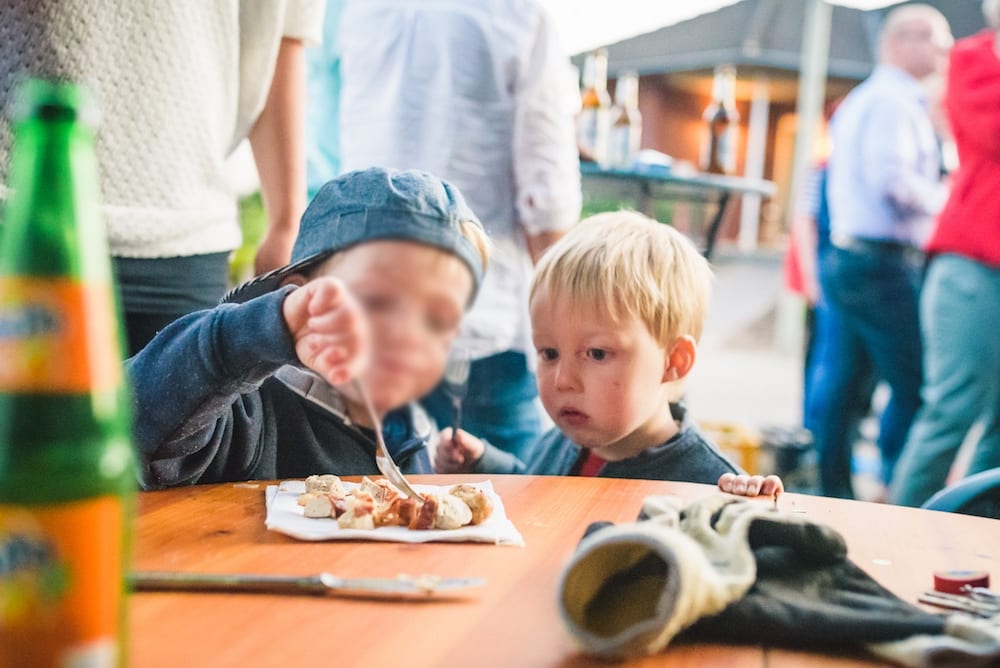 Kinder essen Bratwurst | familiert.de