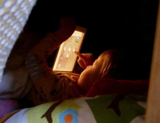 Kind spielt mit neuen digitalen Medien | familiert.de