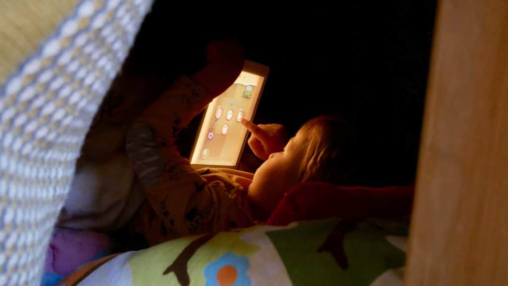 Kind spielt mit neuen digitalen Medien | familiert.de