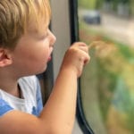 Kind sitzt im Zug und träumt | familiert.de